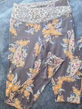 O'Neill Gray Paisley Floral Leggings with Yellow Accents